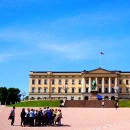 Король Норвегии приглашает туристов в королевский дворец