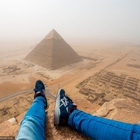 Туристу запретили въезд в Египет навсегда за селфи на вершине пирамиды